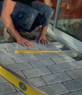 Byg selv udestue: Betonstenene lægger vi med forskudte rækker Byg selv udestue: Betonstenene lægger vi med forskudte rækker